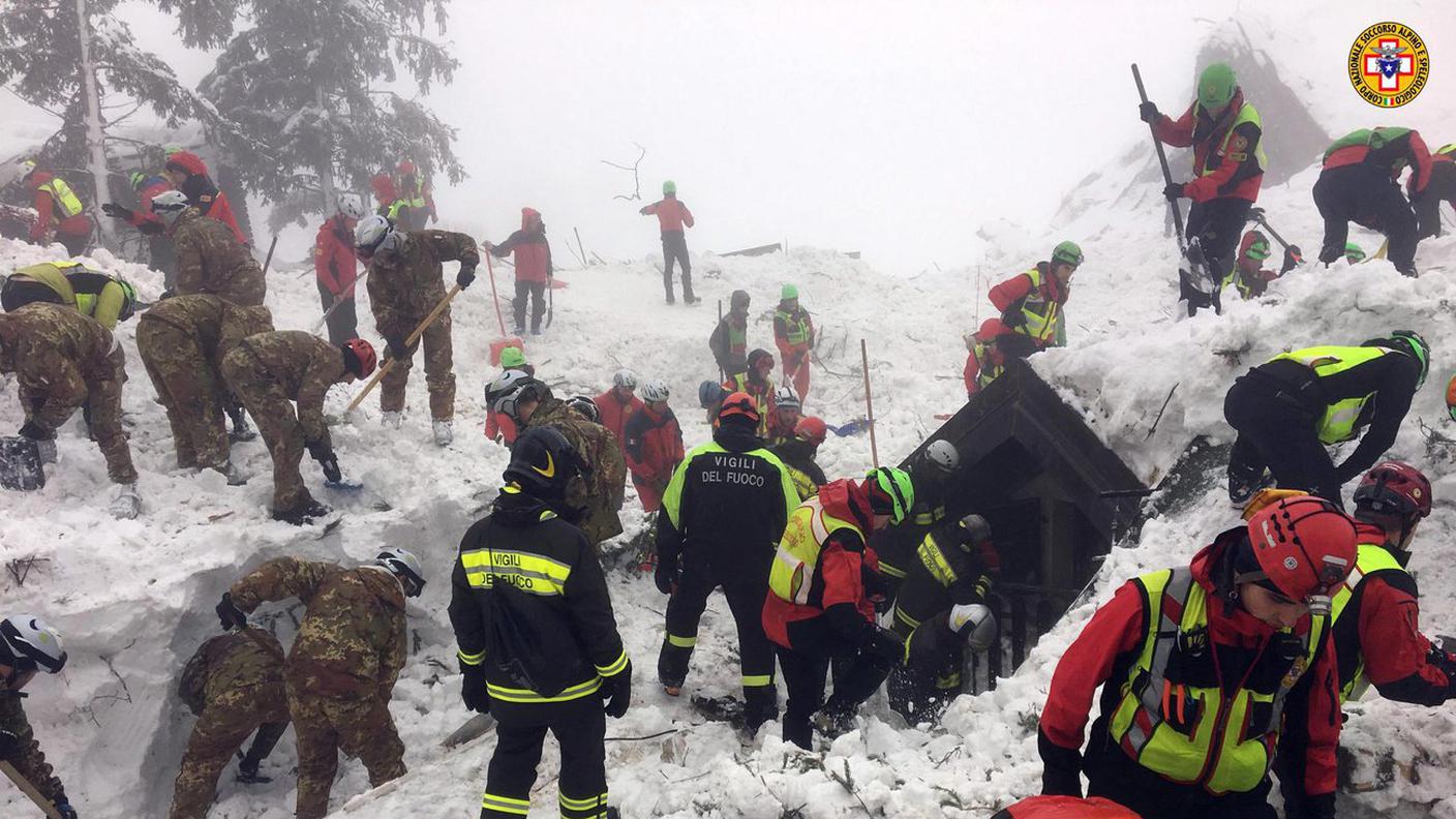 Soccorritori al lavoro sulle macerie dell'hotel Rigopiano alla ricerca dei dispersi