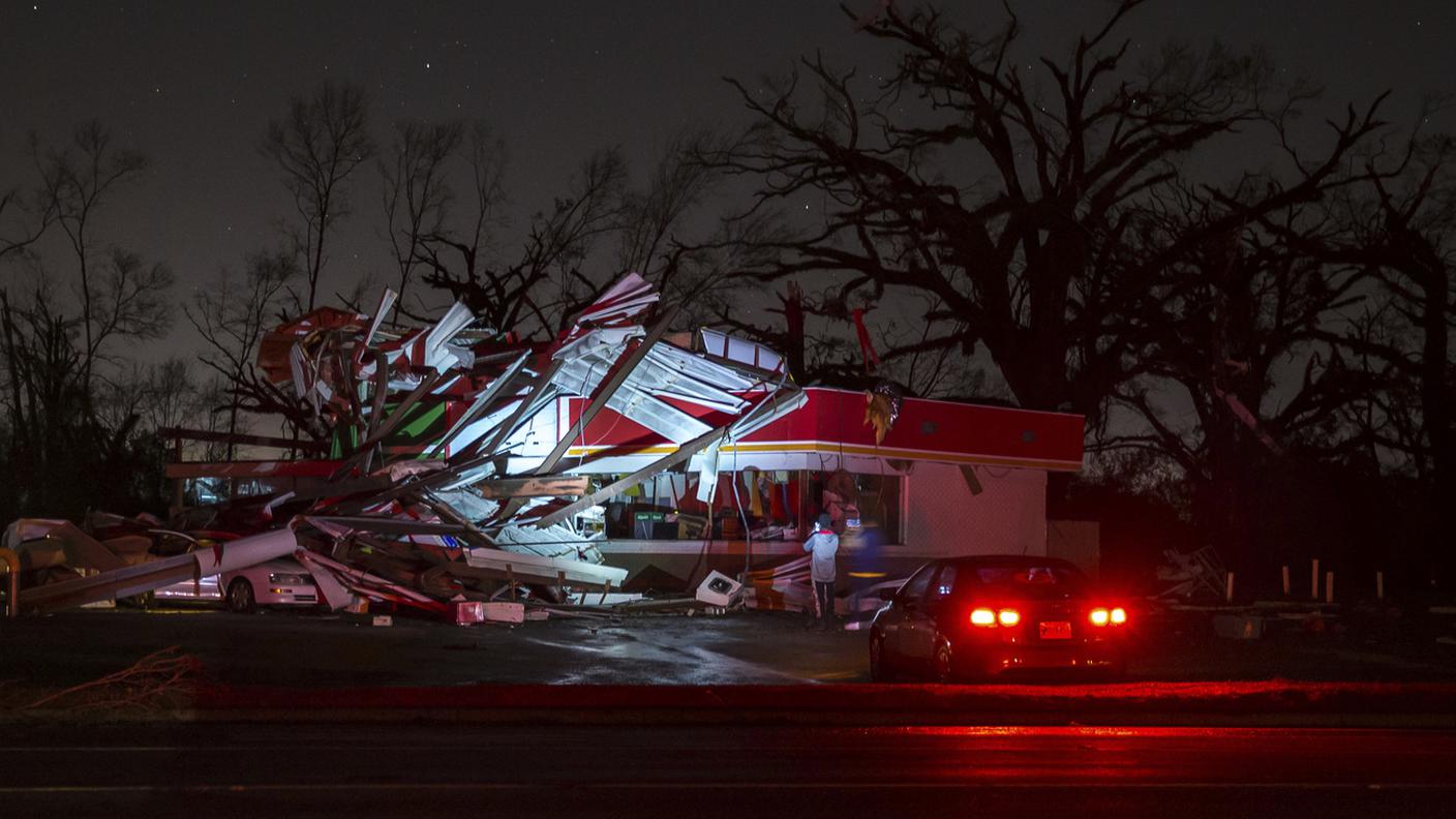 Una casa distrutta dal passaggio di un tornado vicino ad Albany