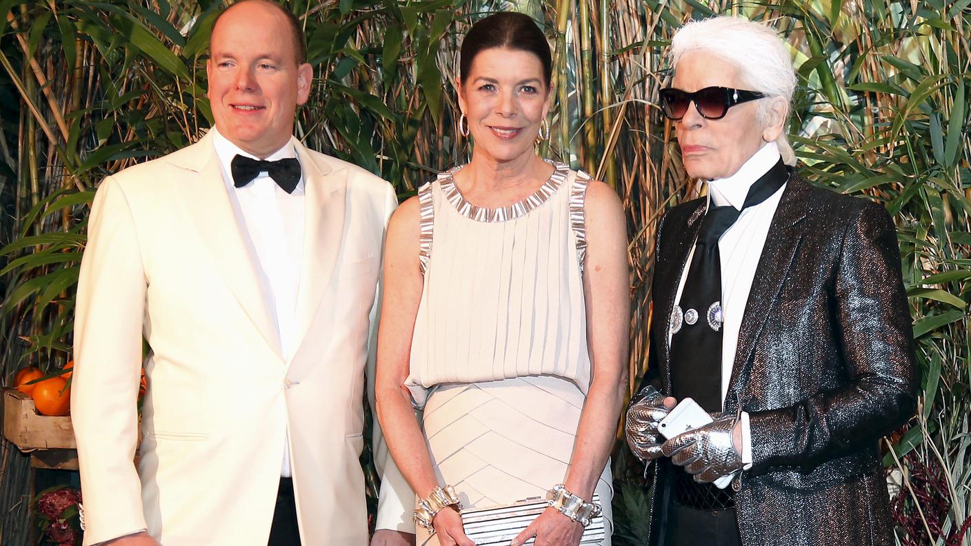 La Principessa, al centro, con il fratello principe Albert II (a sinistra) e lo stilista Karl Lagerfeld