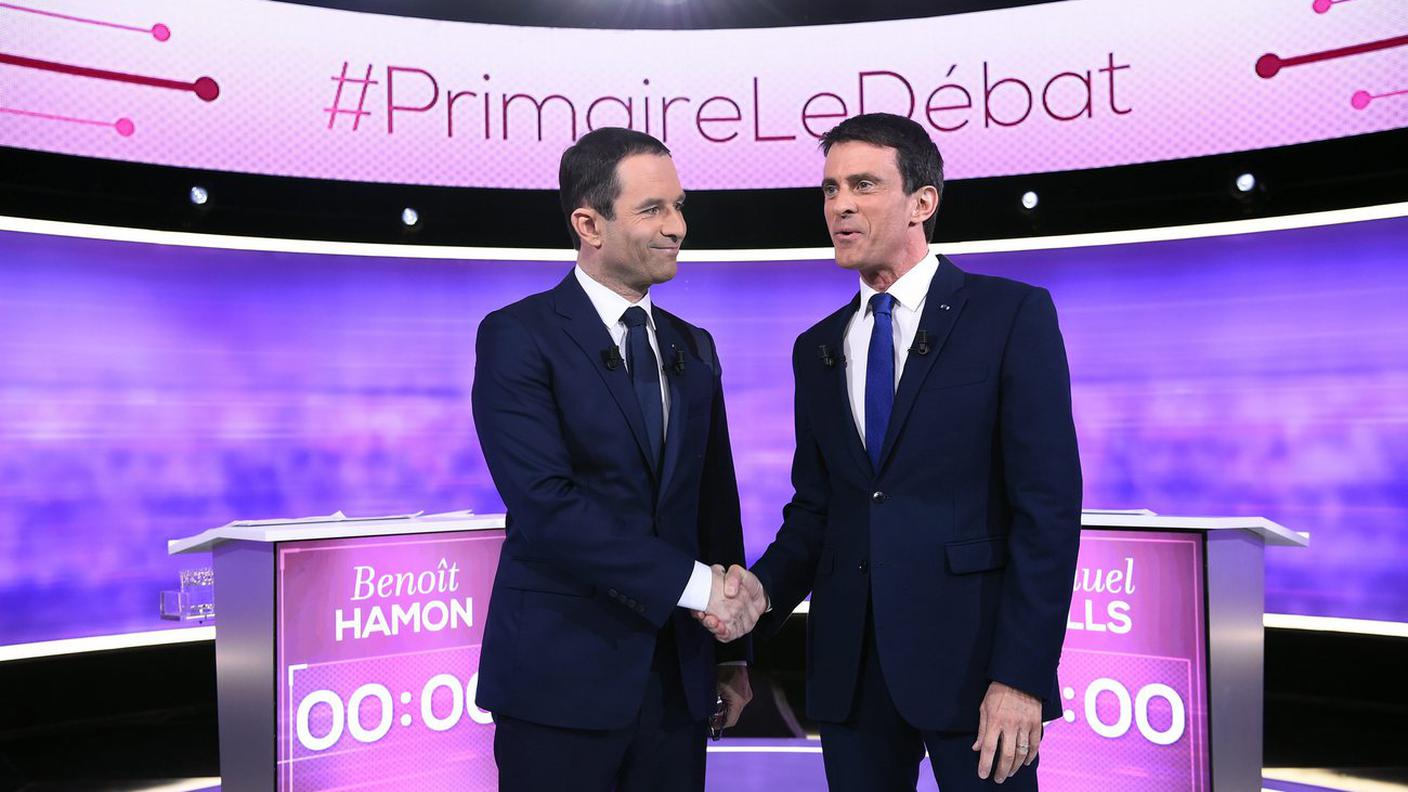 Stretta di mano prima del confronto