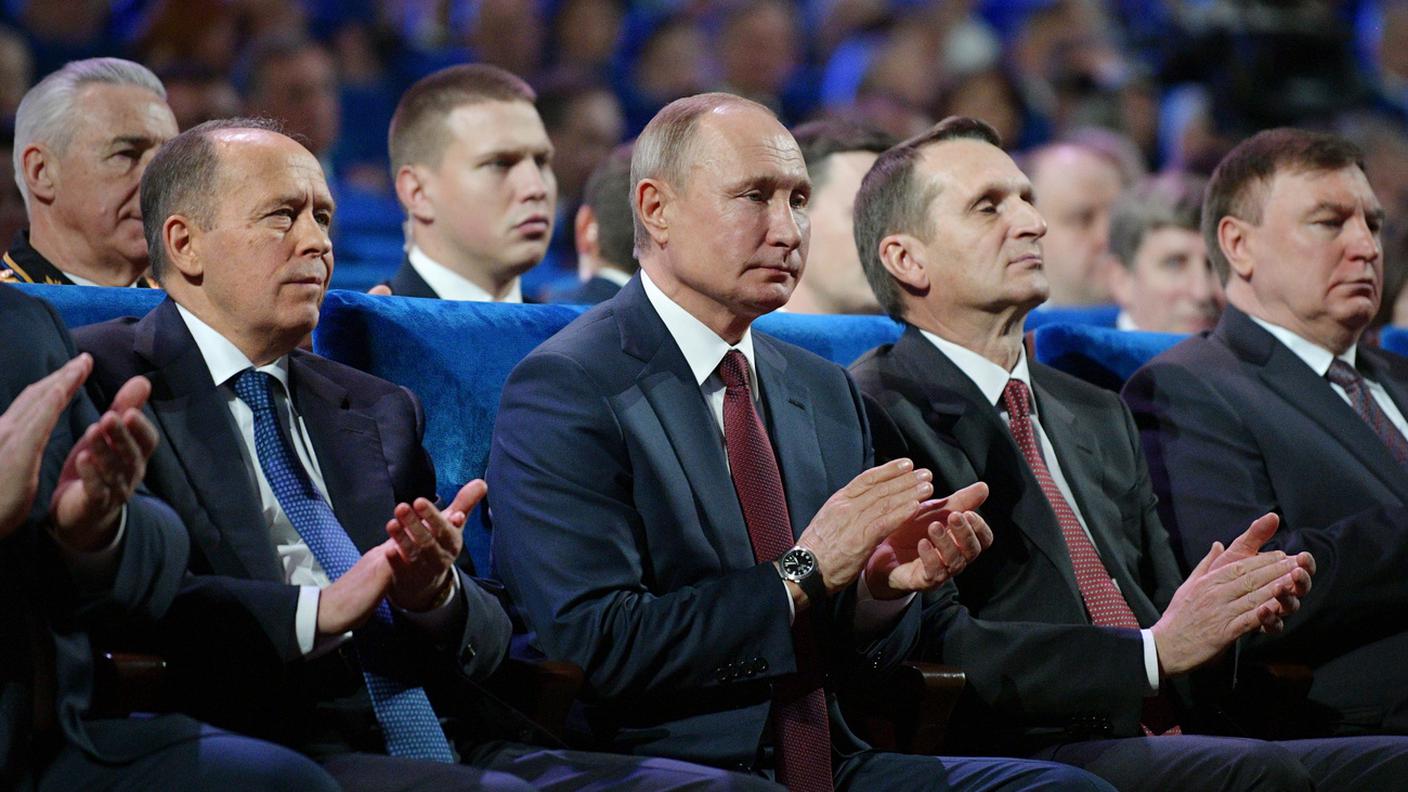 Vladimir Putin con due fedelissimi a un evento del 2019: alla sua destra si riconosce il capo dell'FSB Alexander Bortnikov, alla sua sinistra il numero uno dell'SVR (l'intelligence internazionale) Sergei Naryshkin