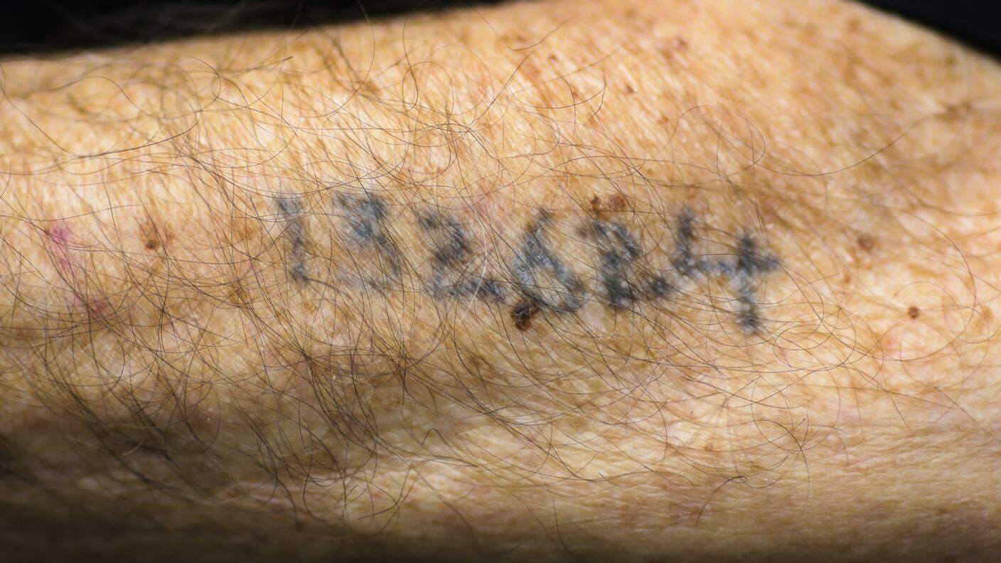 Il numero di riconoscimenti tatuato sul braccio di uno dei detenuti di Auschwitz 