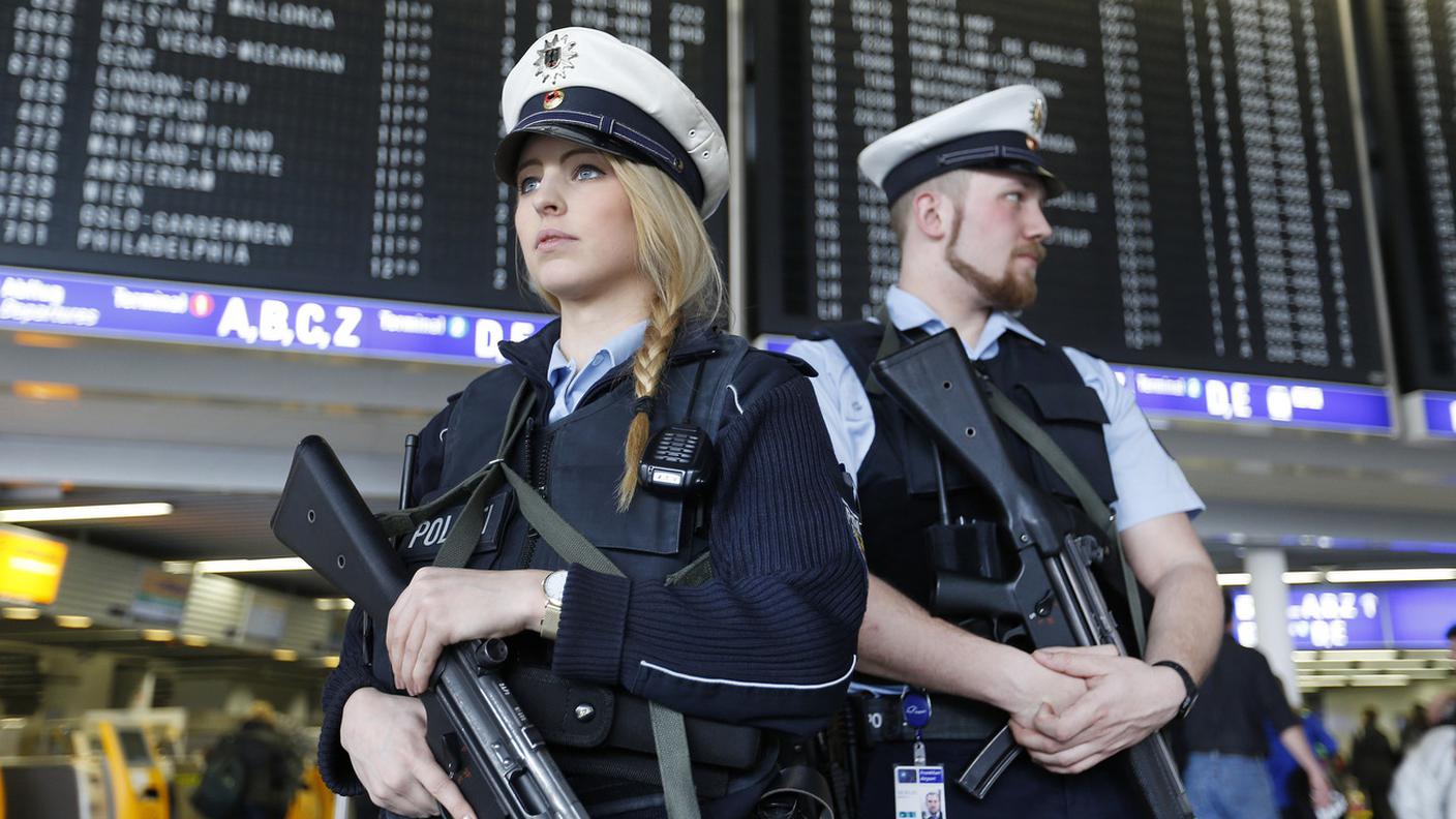 Agenti tedeschi in servizio all'aeroporto di Francoforte