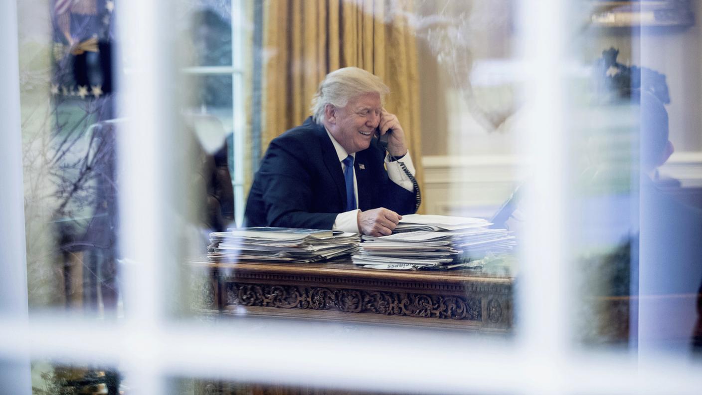 Donald Trump durante la telefonata odierna con Angela Merkel