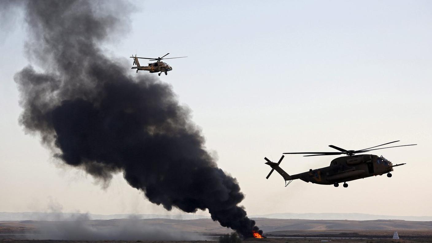 Elicotteri Apache in azione