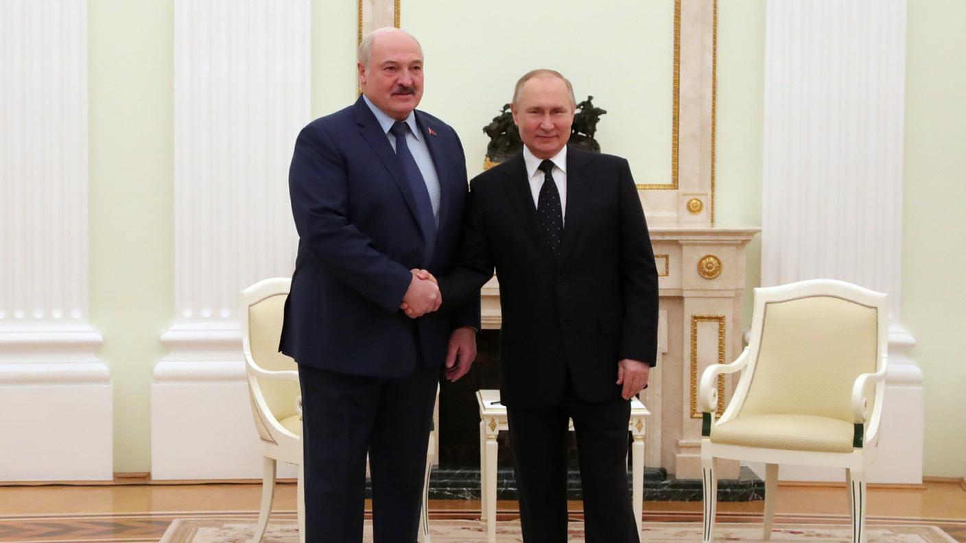 Lukashenko e Putin, qui ripresi durante il loro incontro a Mosca a inizio marzo del 2022, poco dopo l'inizio dell'invasione russa dell'Ucraina
