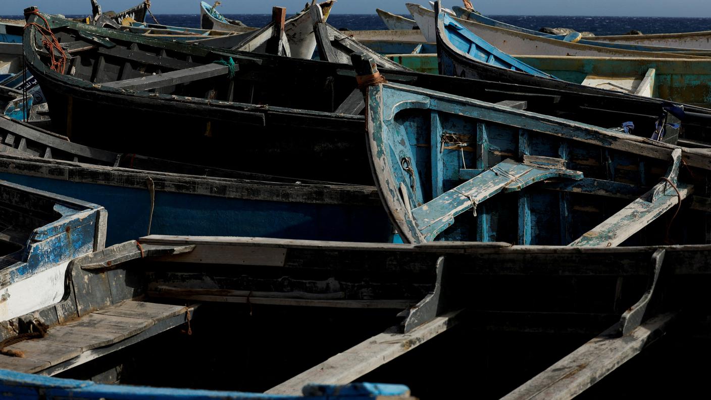 Barche di legno usate dai migranti per raggiungere le Canarie, arcipelago spagnolo, dunque territorio UE