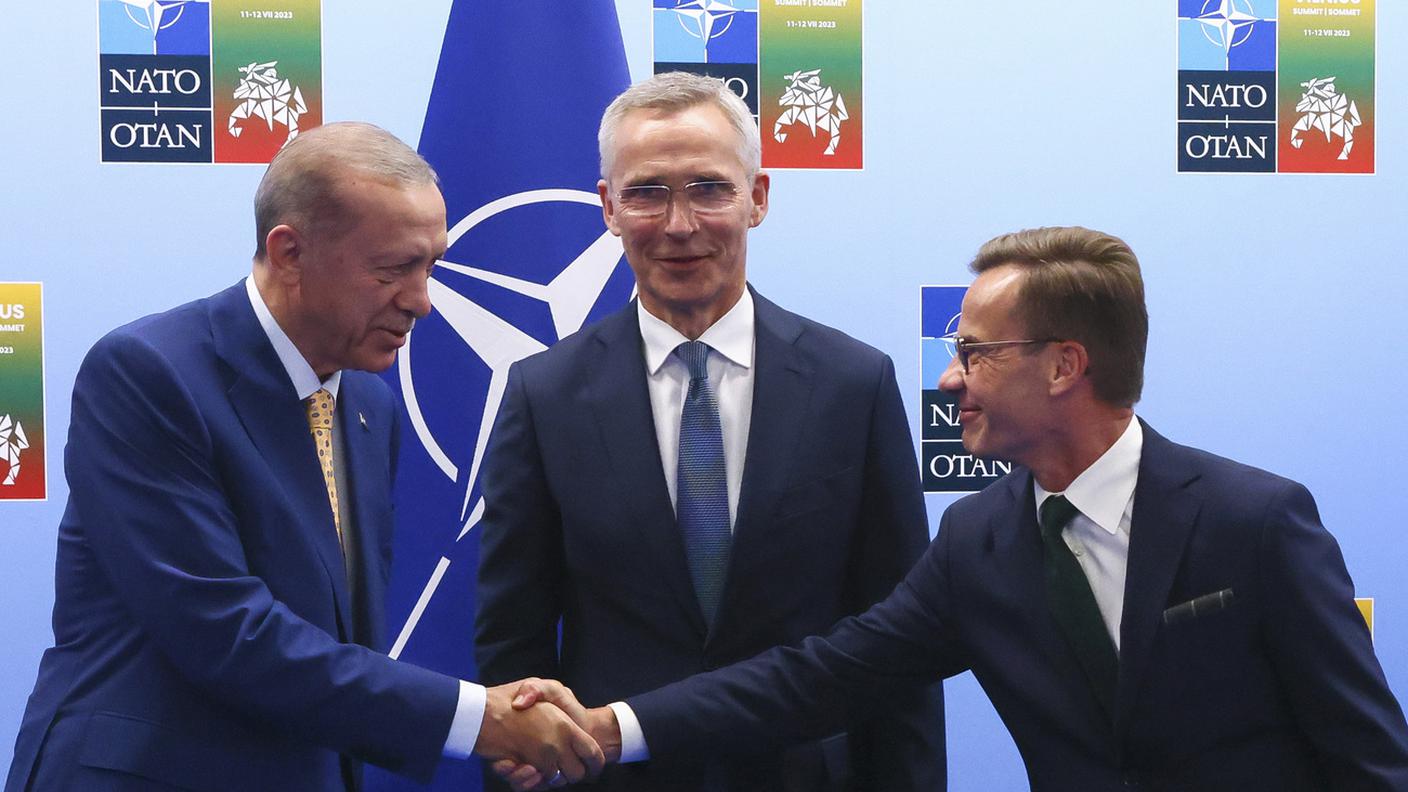 Il segretario generale della NATO, Jens Stoltenberg, tra il turco Erdogan e il primo ministro svedese Kristersson