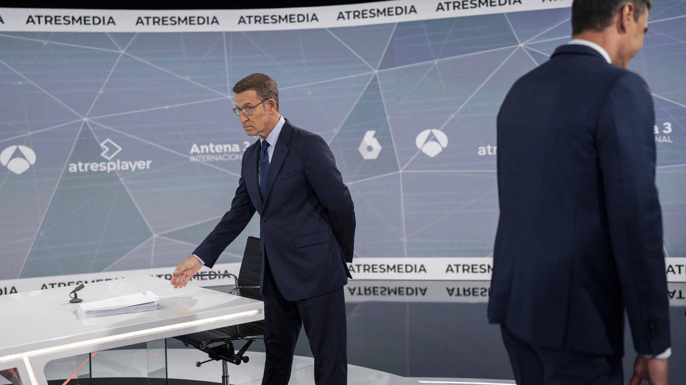 Il candidato del Partito Popolare Nunez Feijóo, a sinistra, e il candidato premier spagnolo e socialista Pedro Sánchez, a destra, prima del dibattito televisivo in diretta in vista delle elezioni generali in Spagna
