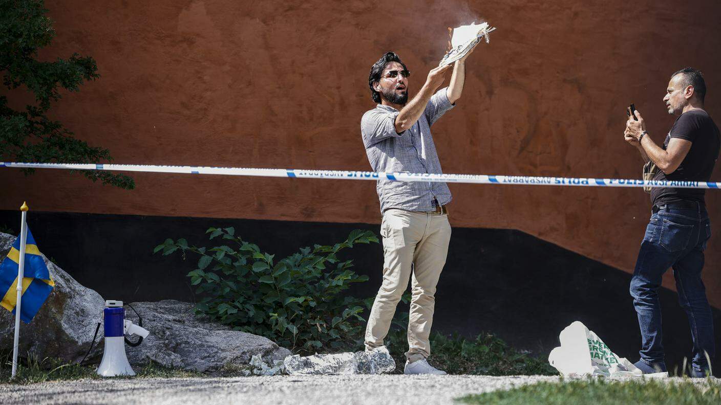 Salwan Momika, iracheno, dà fuoco a una copia del Corano fuori da una moschea a Stoccolma, Svezia, 28 giugno 2023