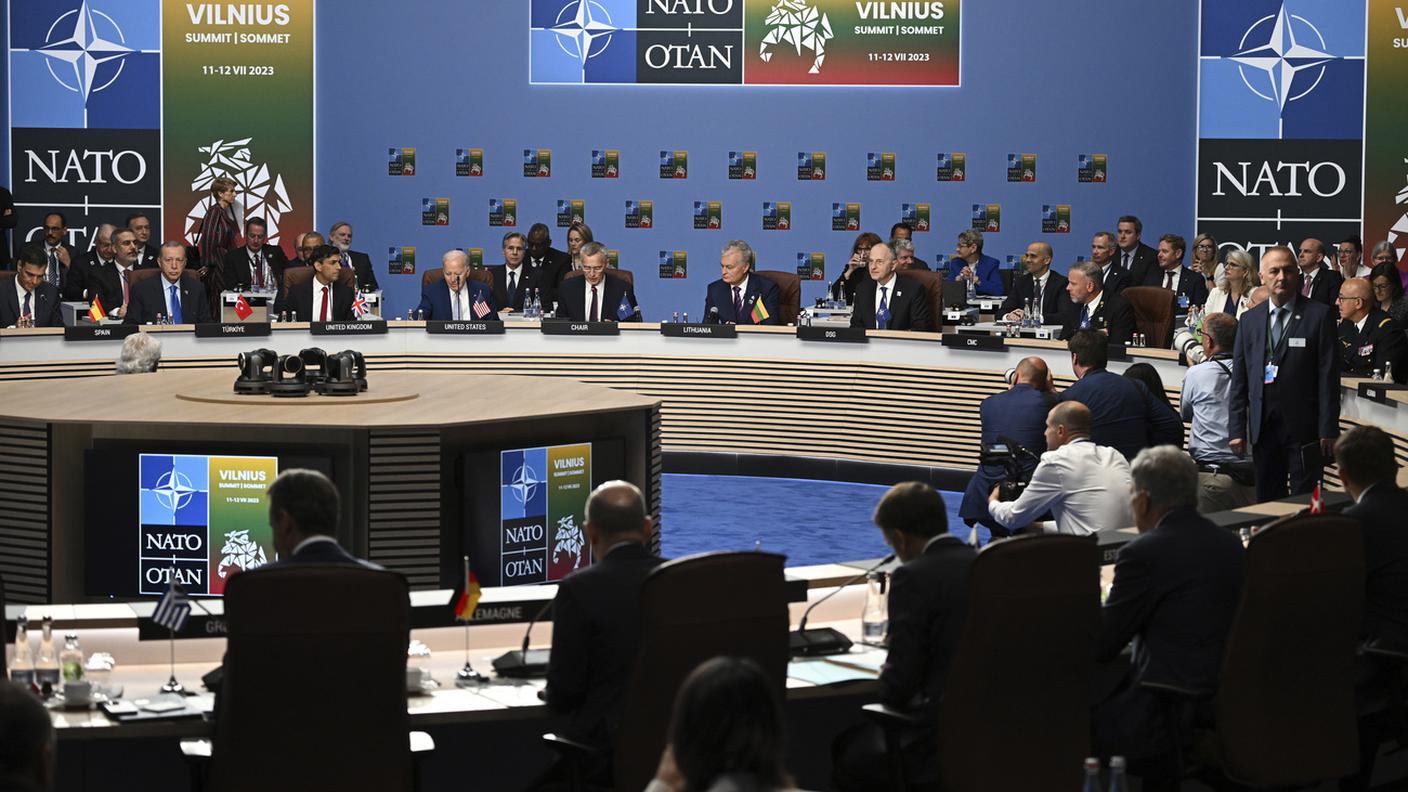 I partecipanti alla riunione del Consiglio Nord Atlantico (NAC) durante il Vertice della NATO a Vilnius, in Lituania