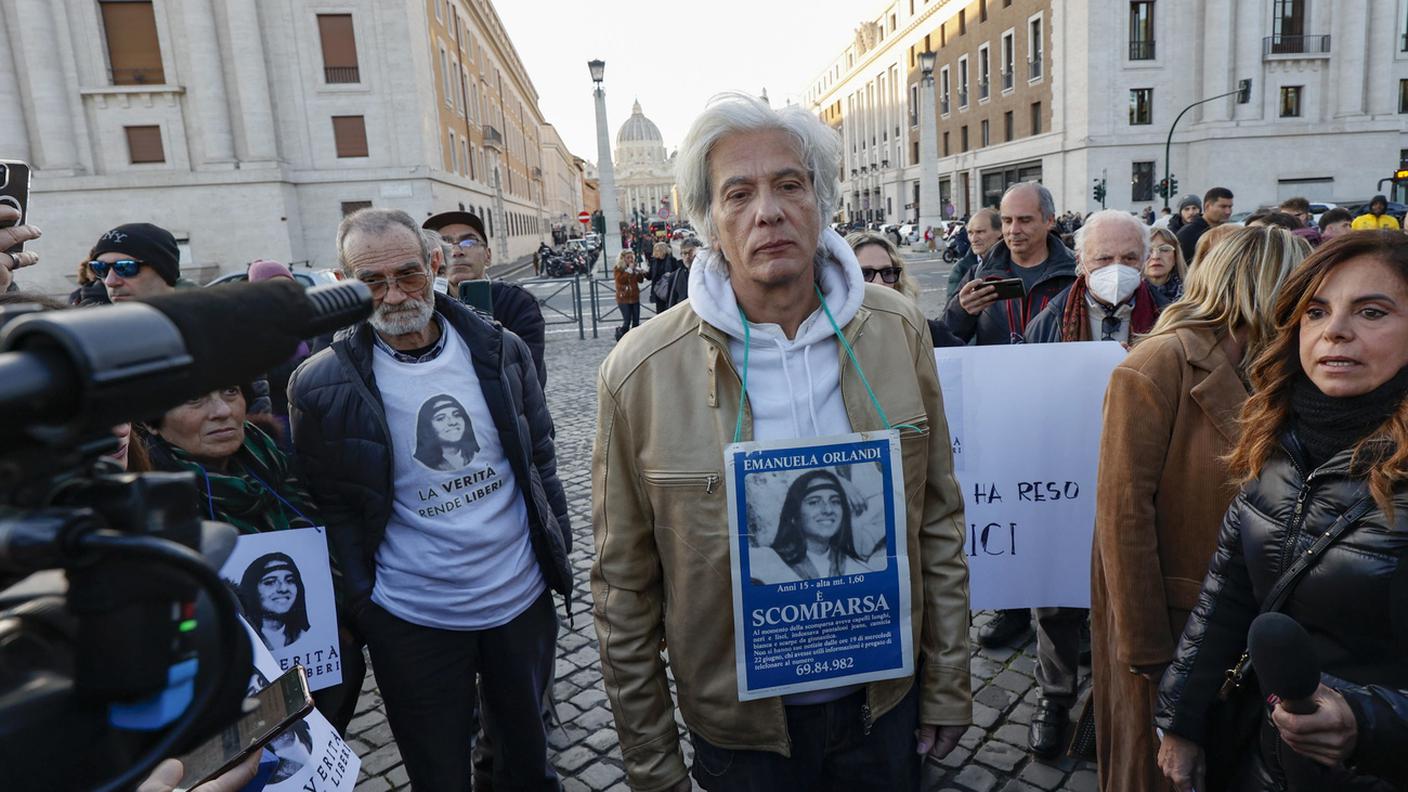 Pietro Orlandi, fratello di Emanuela, durante un sit-in lungo via della Conciliazione a Roma 