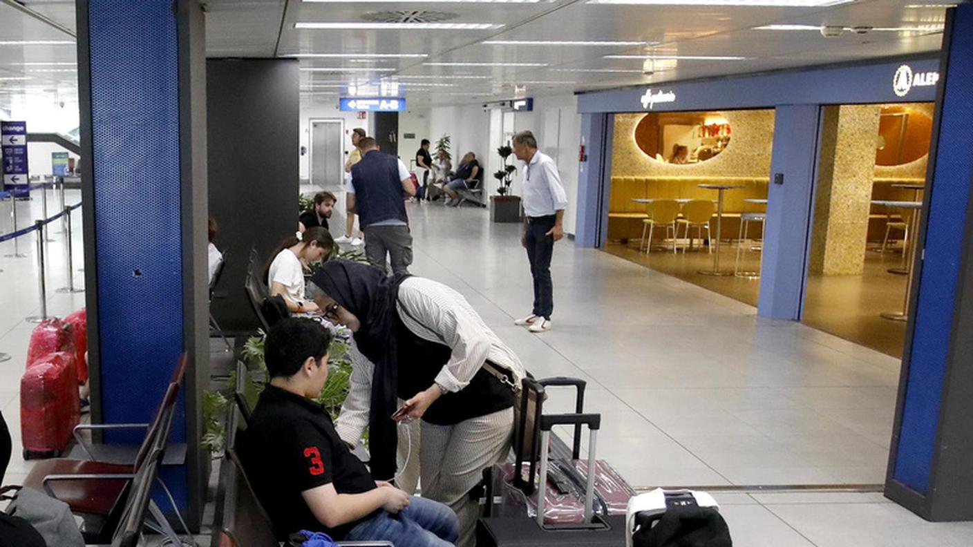 Passeggeri in attesa all'aeroporto di Linate durante lo sciopero