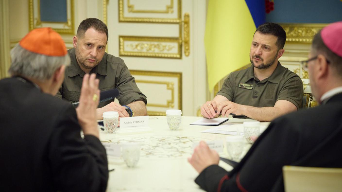 Un momento dell'incontro a Kiev fra il cardinale Zuppi e il presidente ucraino Zelenski