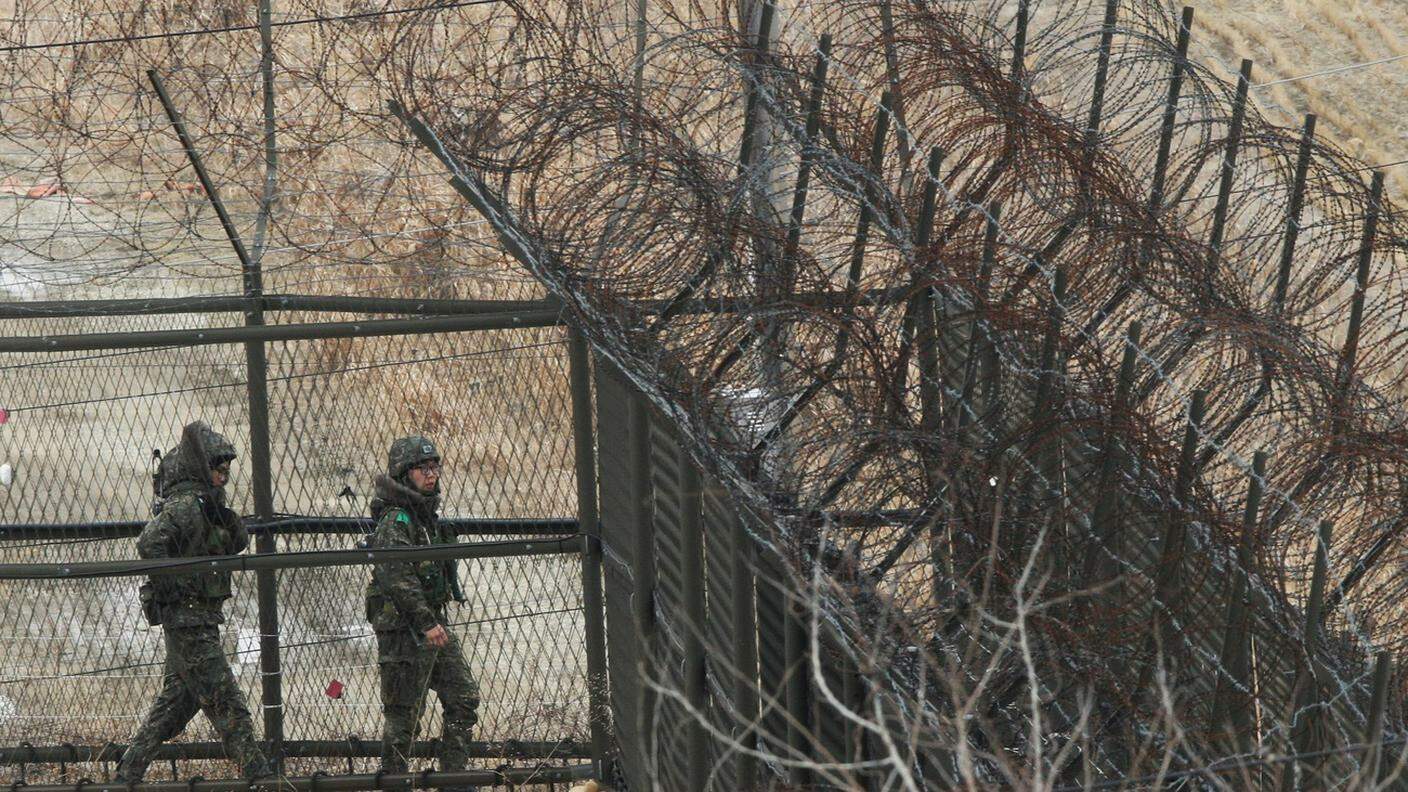 Soldati sudcoreani di pattuglia nella zona smilitarizzata fra le due Coree