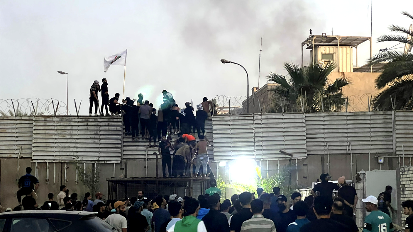 I disordini fuori dall'ambasciata svedese a Baghdad