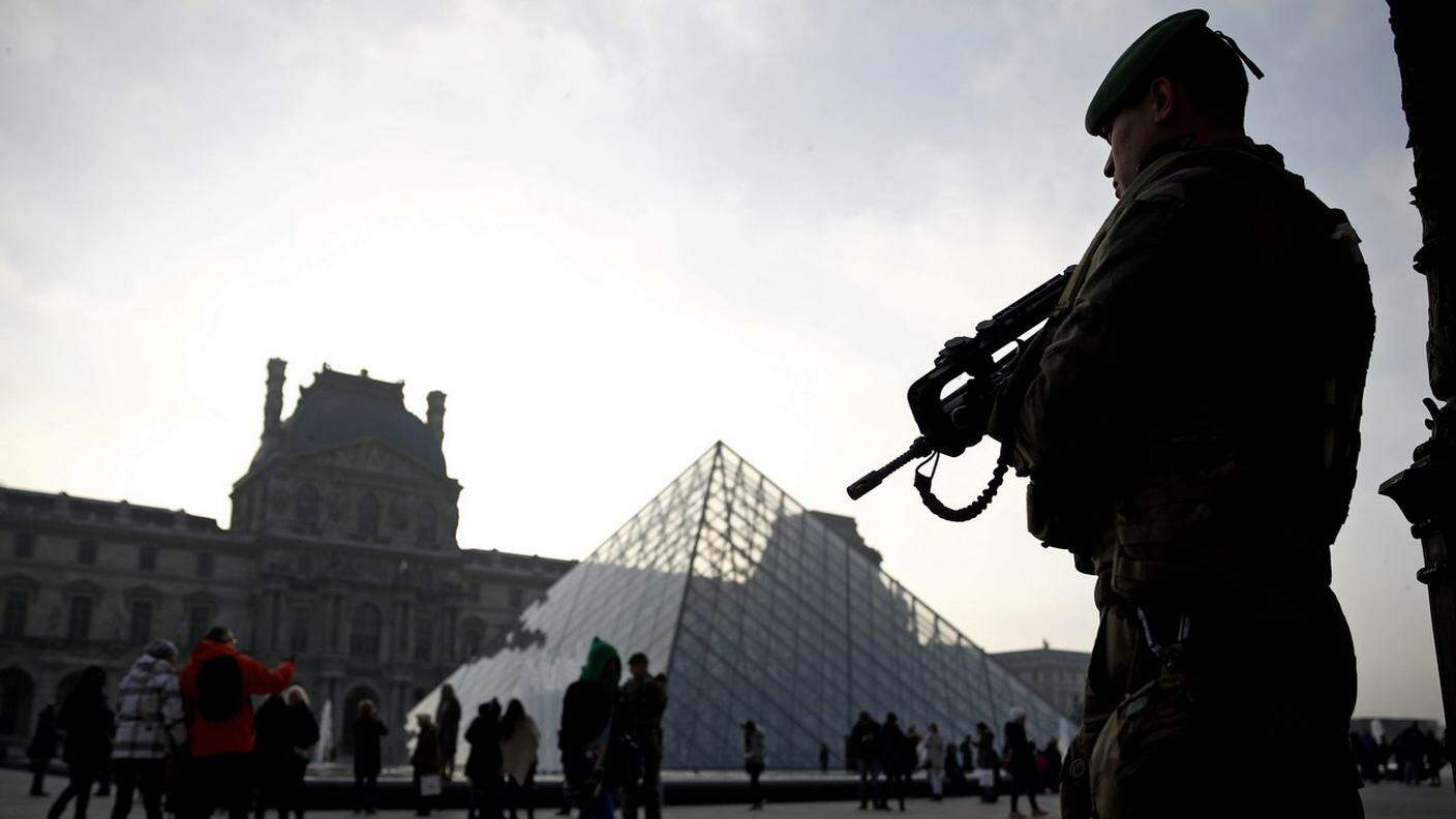 Un militare francese davanti al museo del Louvre, a Parigi