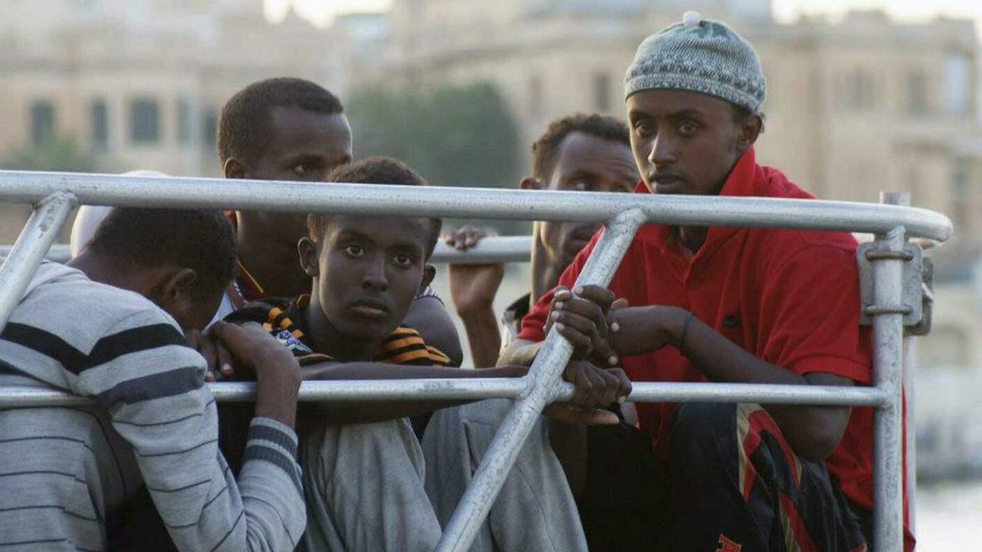 Un gruppo di migranti soccorsi dalla guardia costiera di Malta