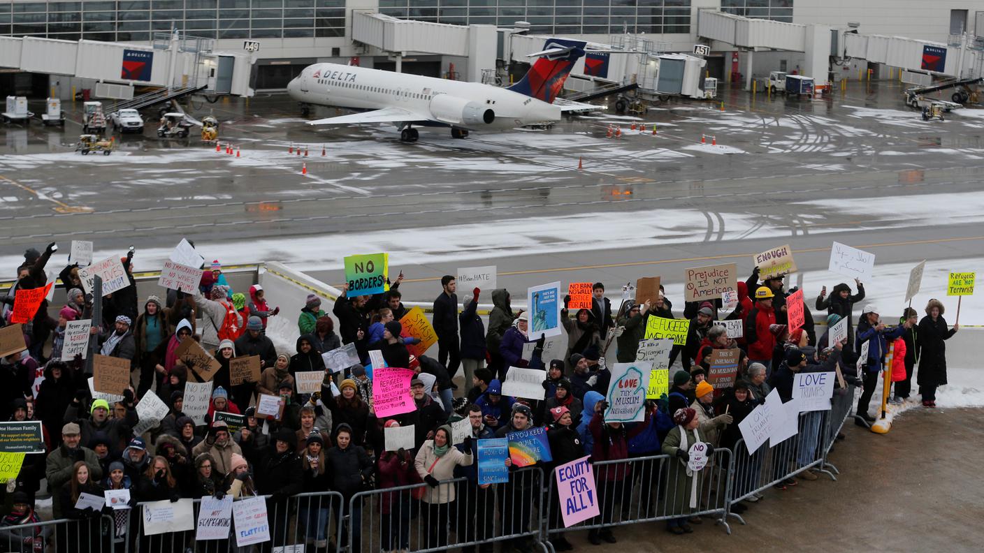 Manifestanti anti-Trump all'aeroporto di Detroit