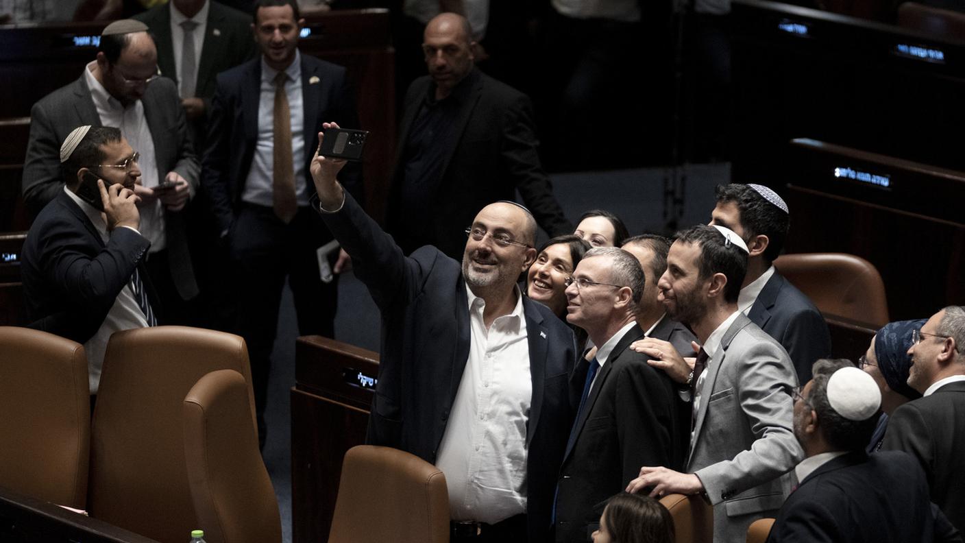 I sostenitori della riforma festeggiano con un selfie: al centro il ministro della giustizia Yariv Levin, architetto della legge