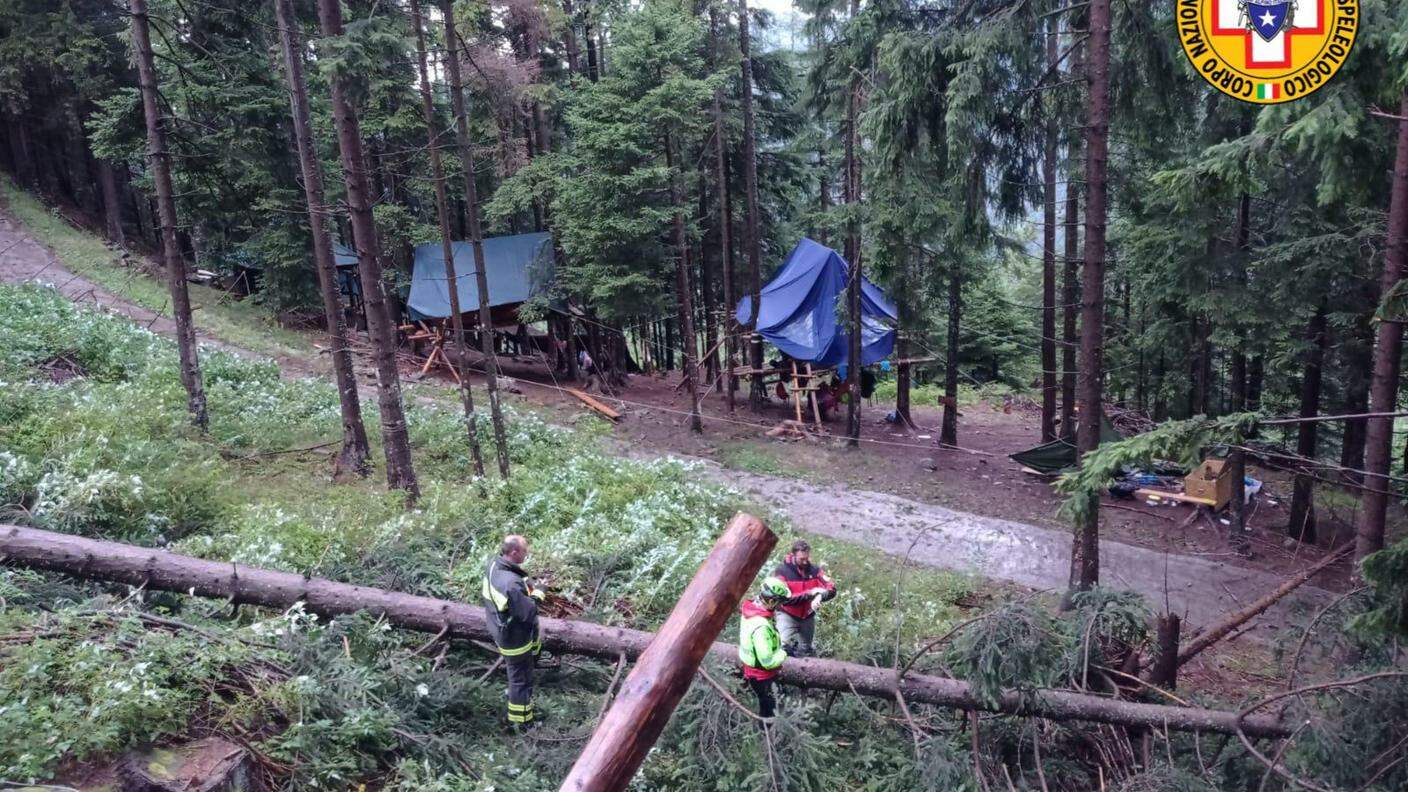 Nella foto del soccorso alpino, il campo scout in cui è morta la 16enne