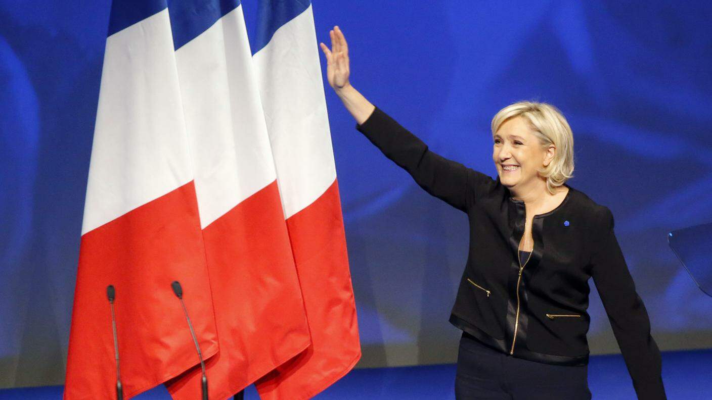 Le Pen durante il suo primo comizio elettorale a Lione