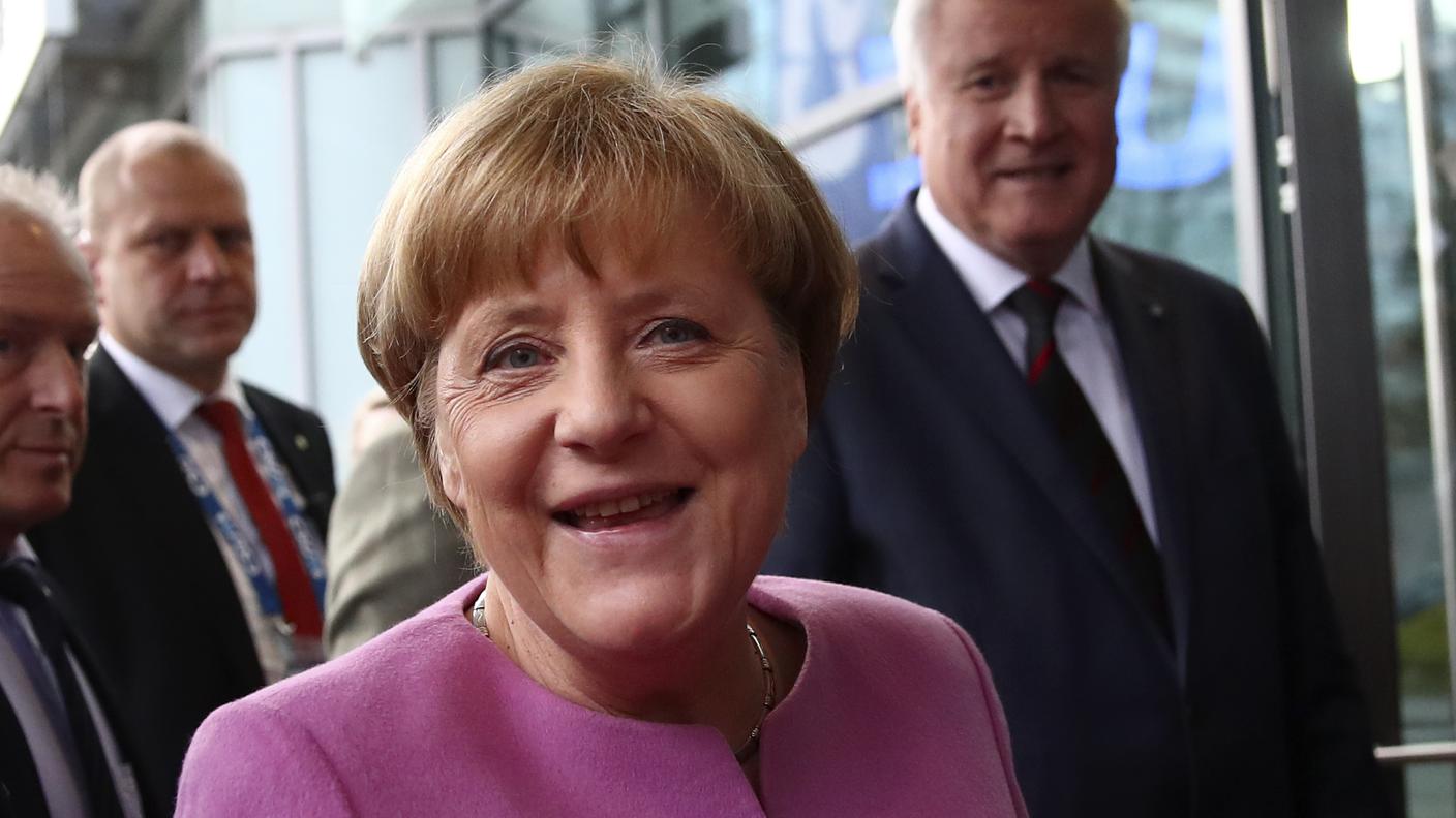 Sorridenti prima del faccia a faccia