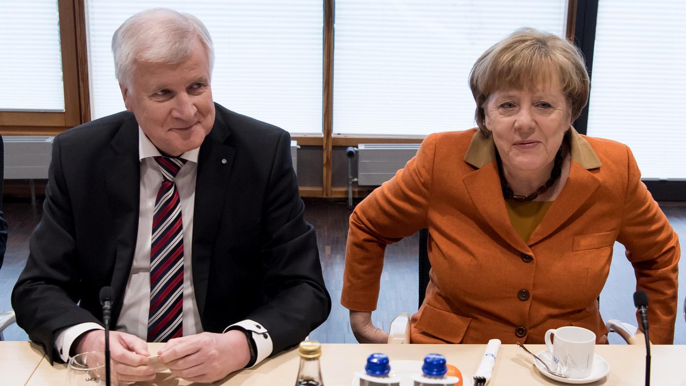 Horst Seehofer (CSU) accanto ad Angela Merkel (CDU)