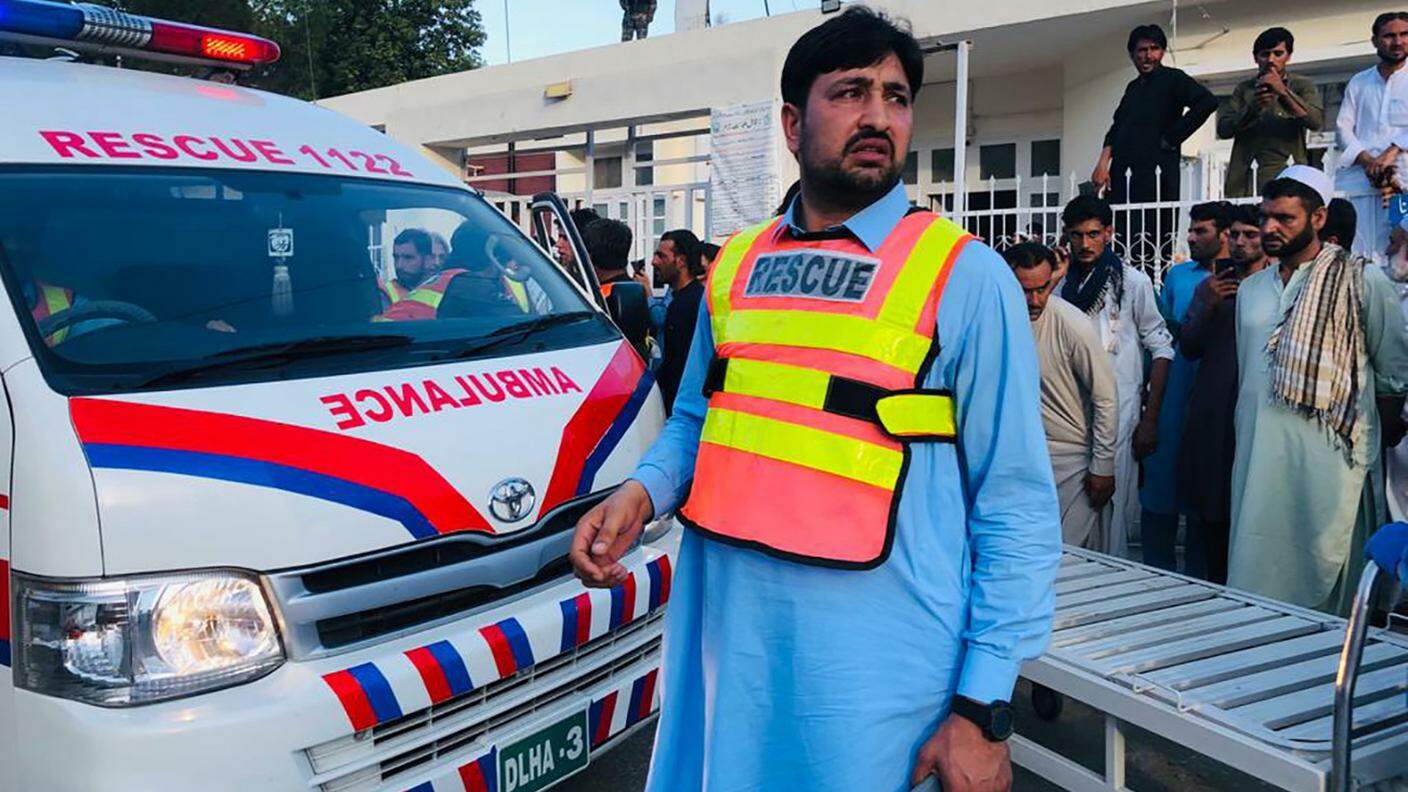 Un'ambulanza intervenuta a seguito dell'attentato in Pakistan