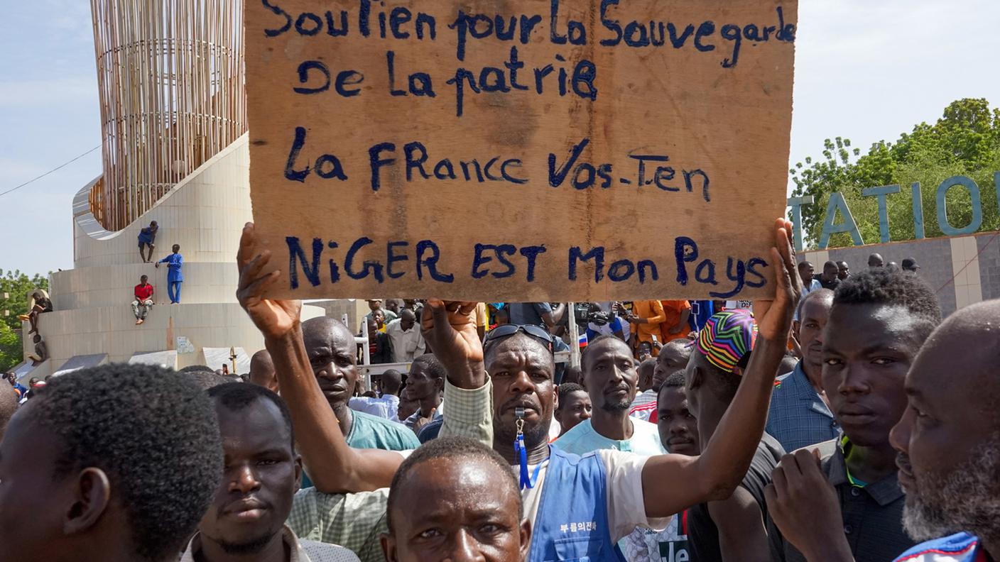 "Il Niger è il mio Paese, Francia vattene", si legge sul cartellone di questo manifestante a Niamey