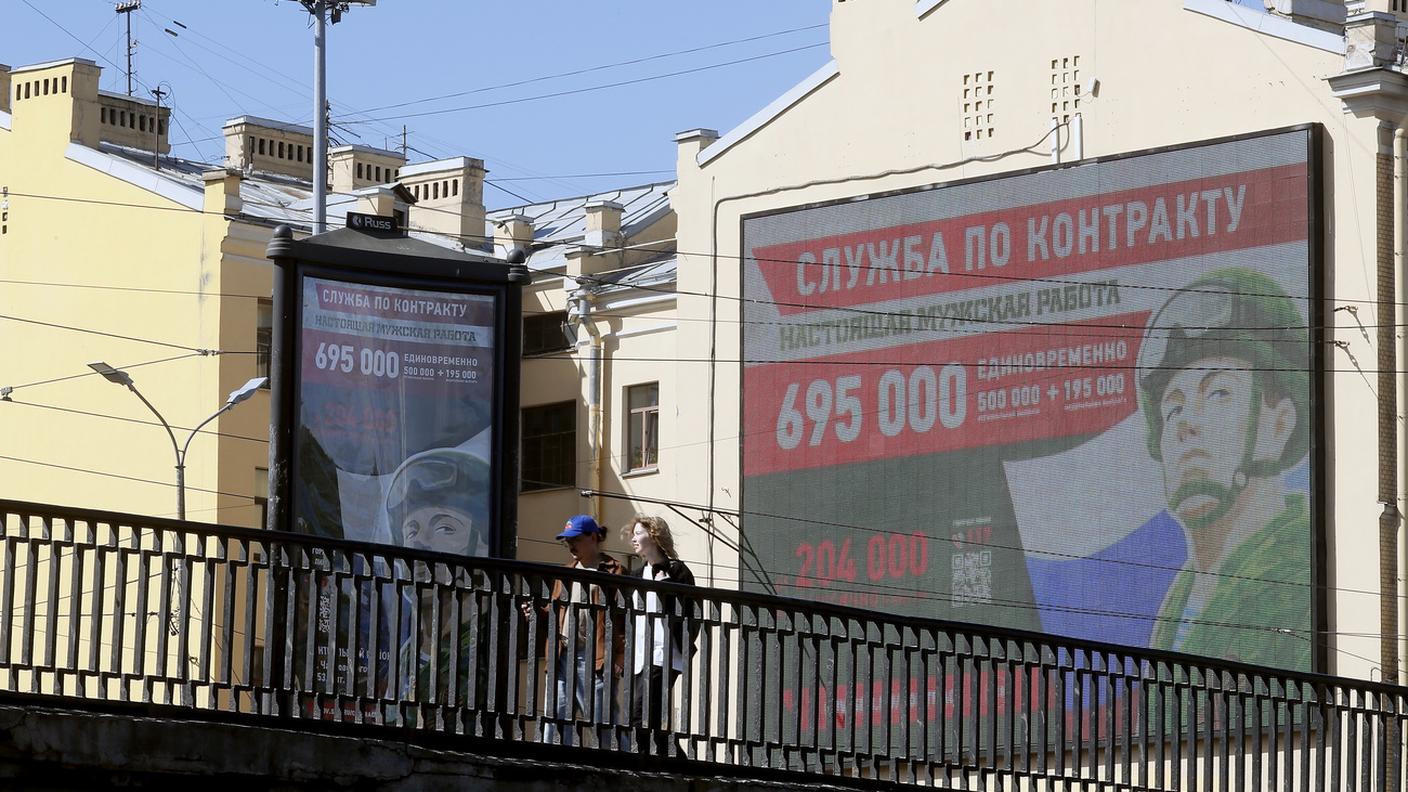 Il manifesto recita: "Servire la Russia è un vero lavoro"