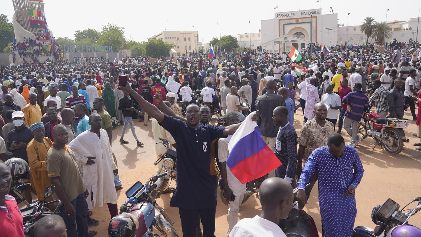 Nigeriani, alcuni con bandiere russe, a una marcia per sostenere il colpo di Stato a Niamey