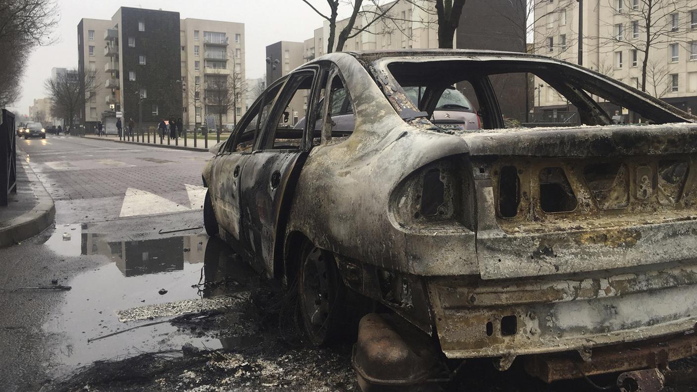 Una delle auto date alle fiamme durante le manifestazioni di protesta