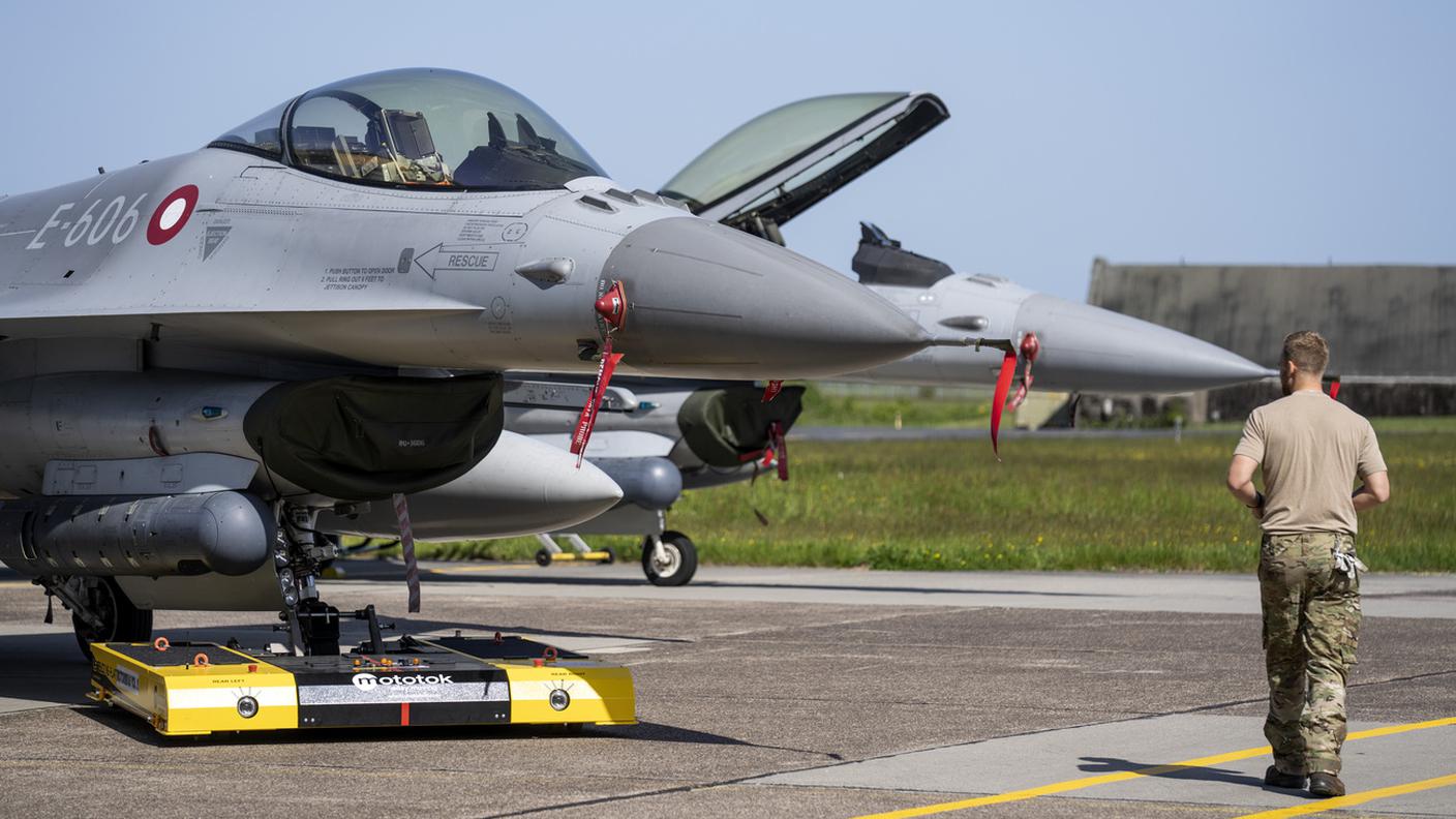 Un caccia F-16 danese in attesa del decollo da una base dell'aeronautica militare di Copenhagen