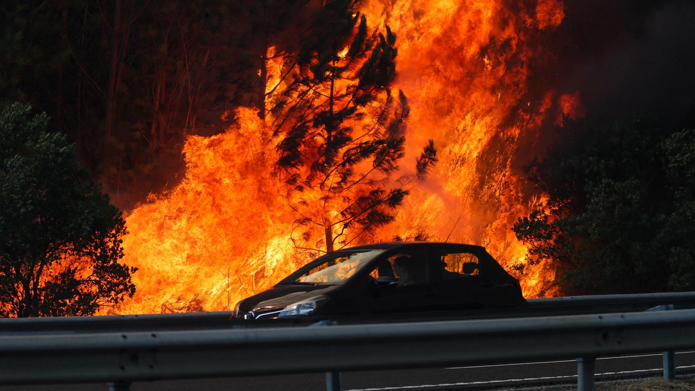 In Portogallo le fiamme lambiscono un tratto dell'autostrada A1 mentre scorre il traffico