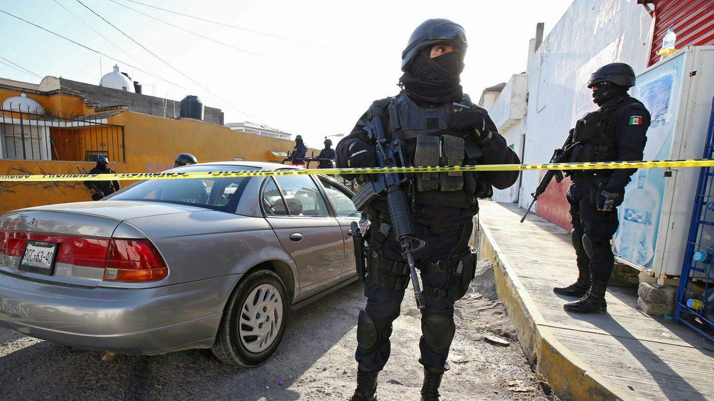 Agenti messicani sul luogo dello scontro a fuoco, nella città di Tepic