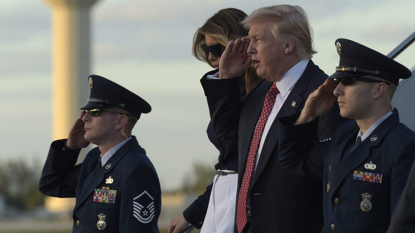 Donald Trump e la first lady Melania Trump salutano all'arrivo in Florida di Shinzo Abe