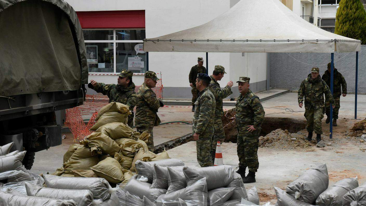 Militari spostano sacchi di sabbia nei pressi del residuato bellico