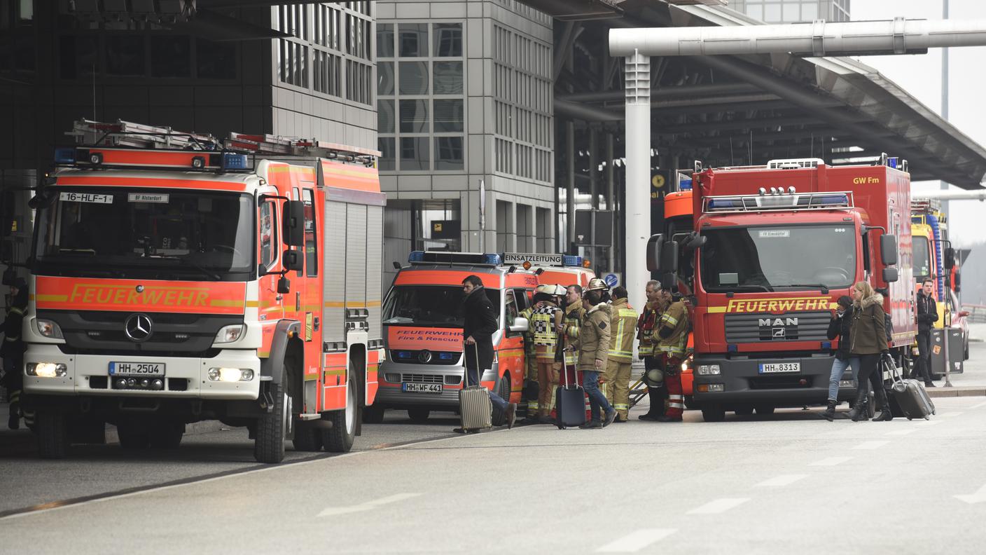 I vigili del fuoco fuori dall'aeroporto