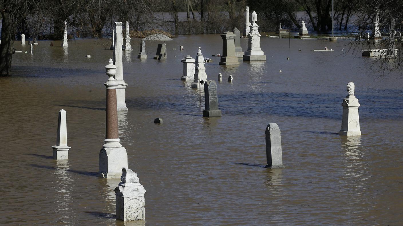 Un cimitero raggiunto dall'acqua