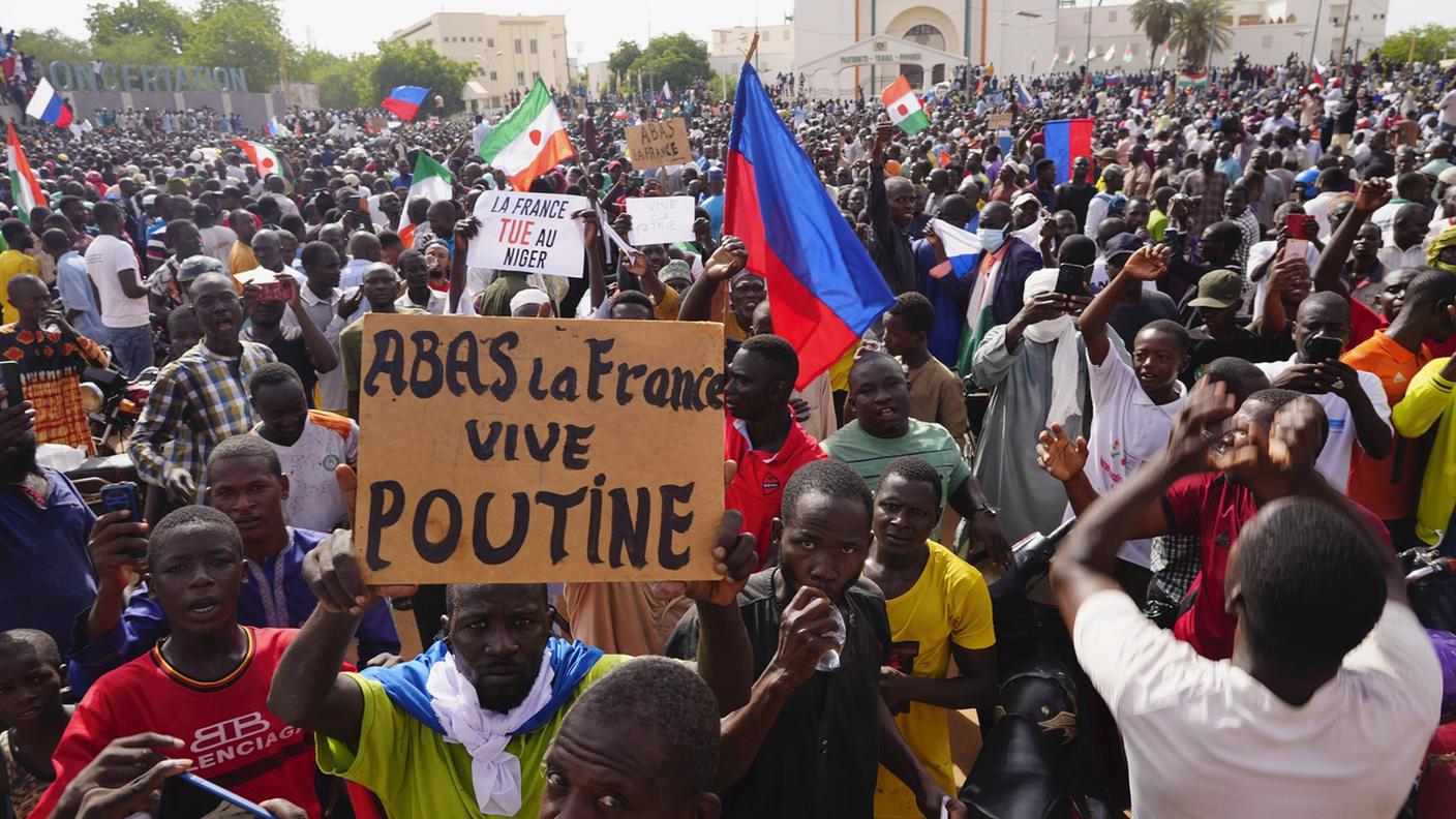 Manifestanti nelle strade di Niamey