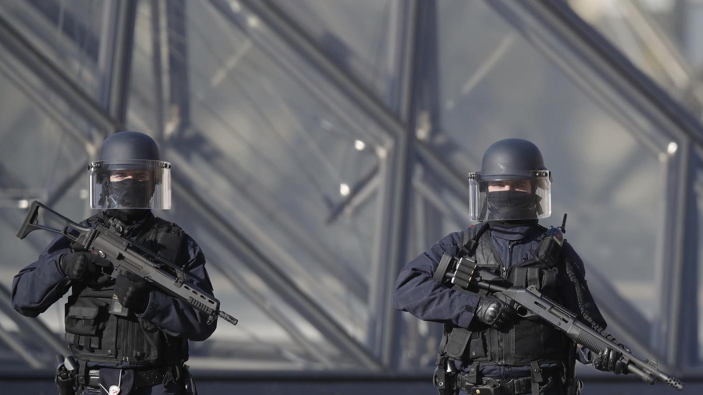 La polizia al Louvre