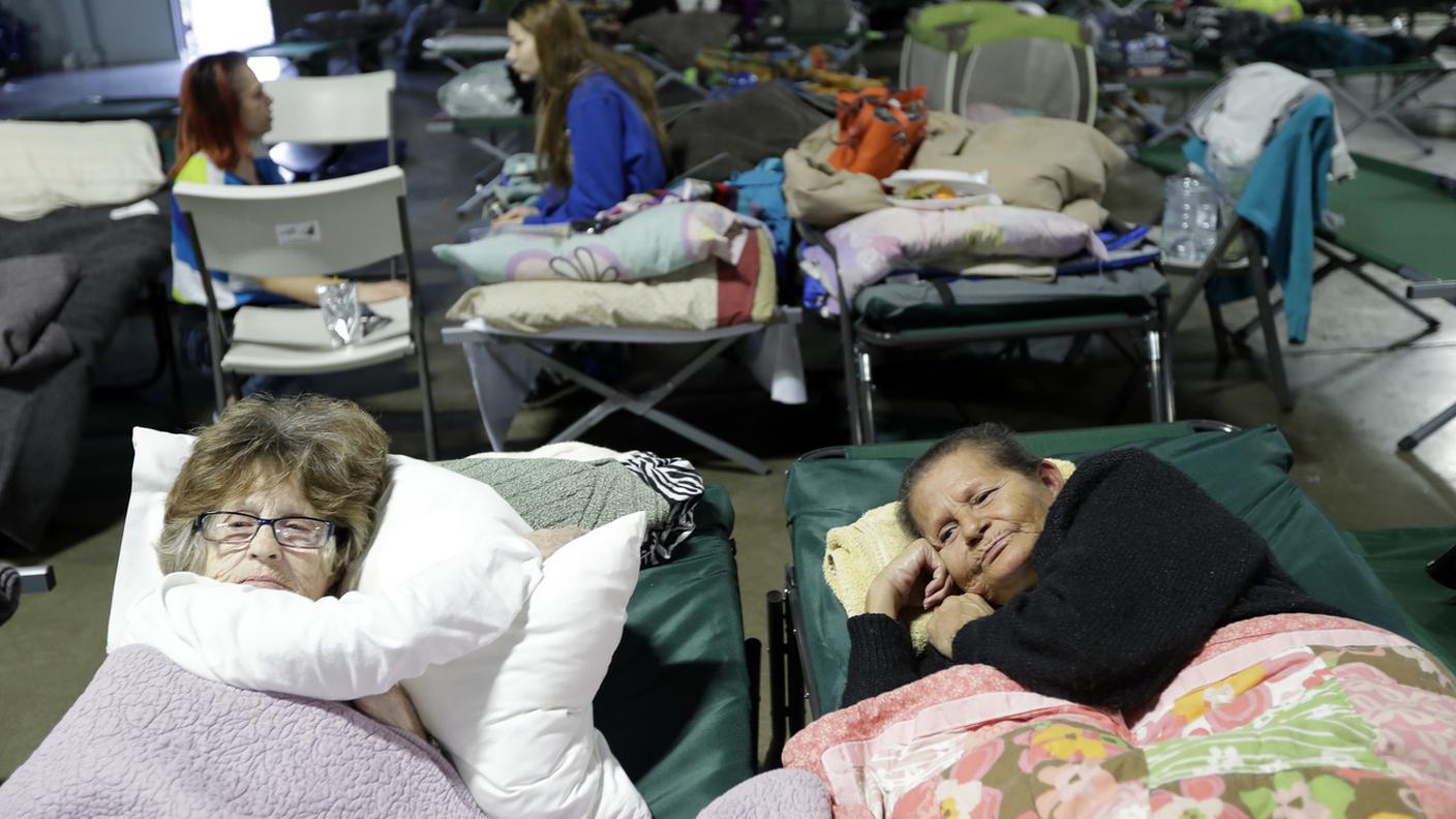 L'attesa. Il tentato riposo per alcune delle 200mila persone evacuate