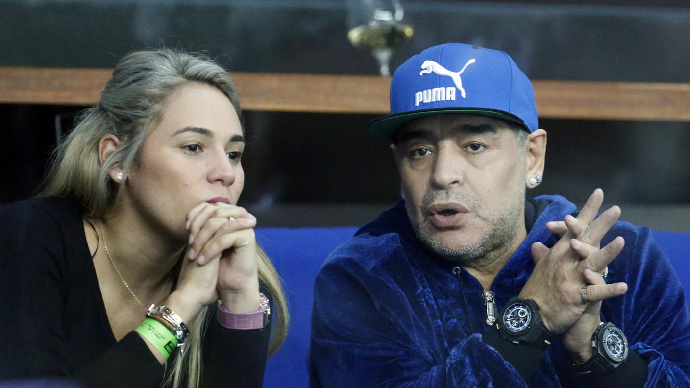 Diego Maradona con la compagna, Rocio Oliva