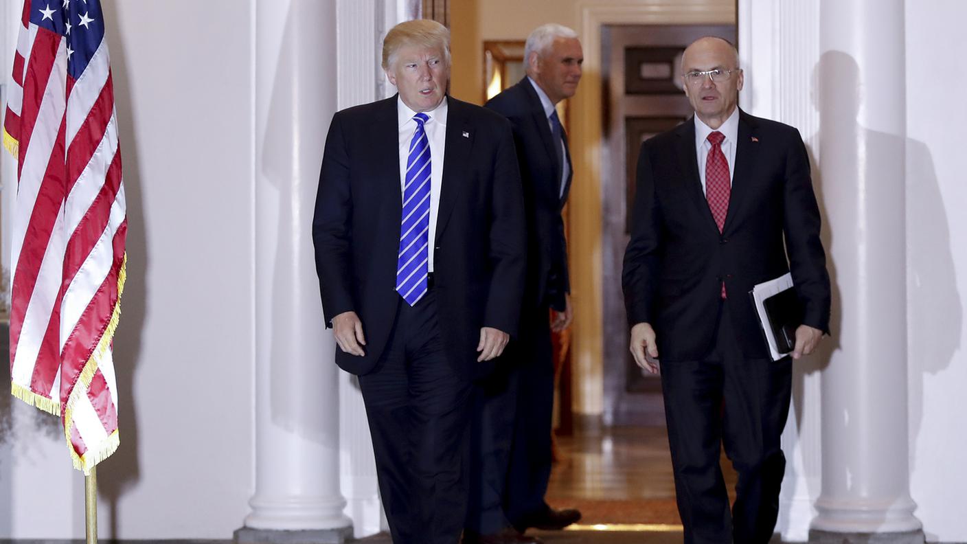 Il presidente degli Stati Uniti Donald Trump accanto ad Andrew Puzder