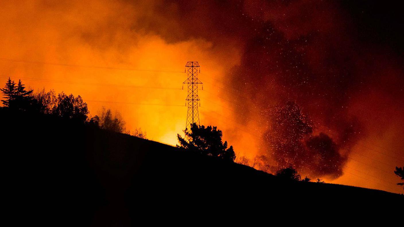 La lotta contro le fiamme continua
