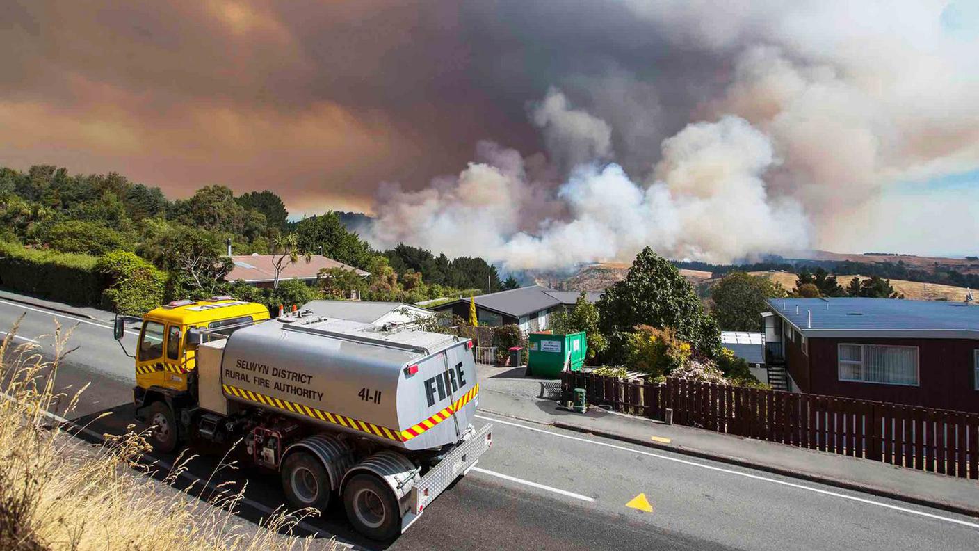 La lotta contro le fiamme continua