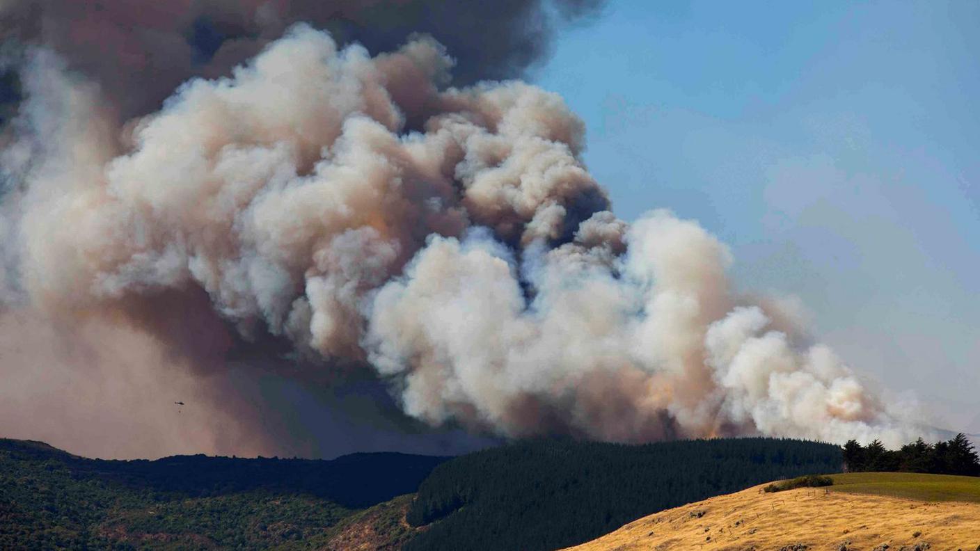 La lotta contro le fiamme continua