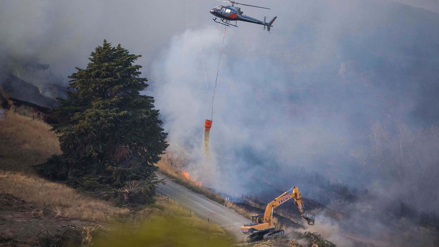 La lotta contro le fiamme continua