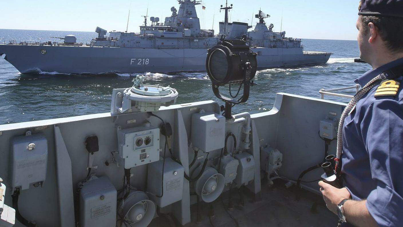 Fregate della NATO durante un'esercitazione